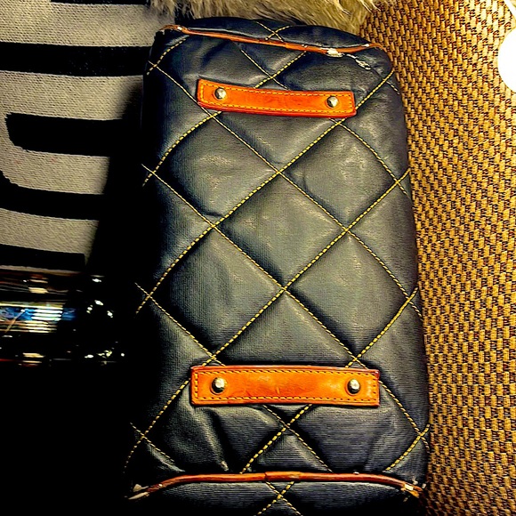 Vintage limited edition Dooney and Bourke black quilted handbag! - Picture 3 of 3